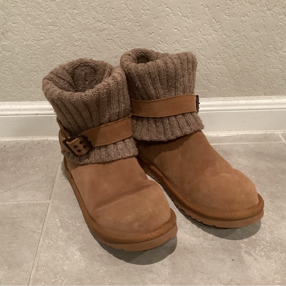UGG- Cambridge Buckle Knit Boots in Chestnut - Picture 4 of 9